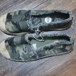 Jones size 10w camo shoes